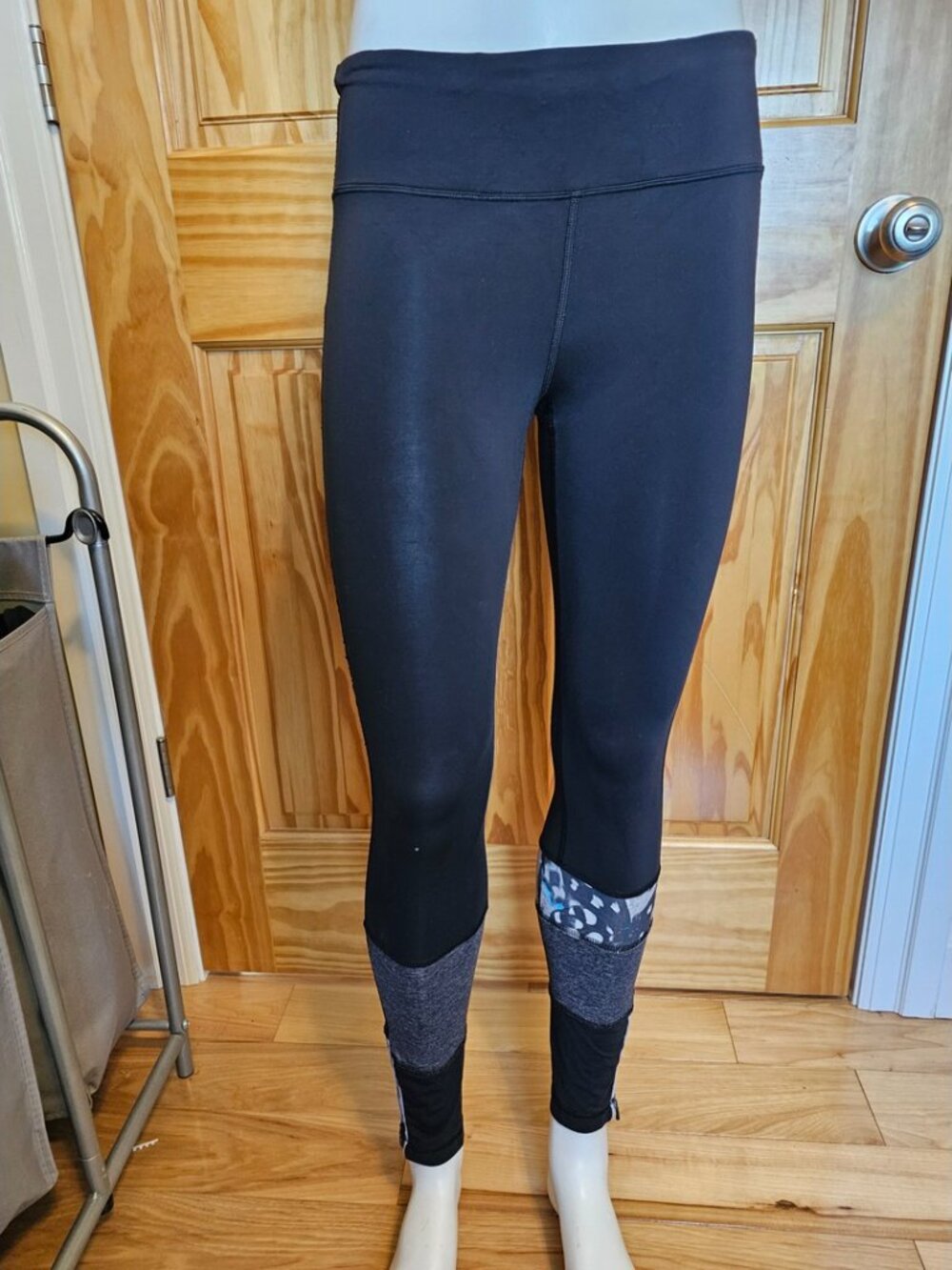 💙 84. Lululemon Size 6 Run The World 7/8 Black Butterfly Angel Wing Tight